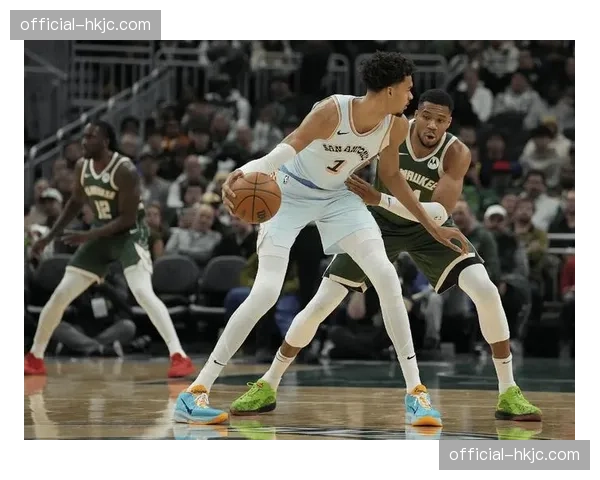 赛后加练罚球,特写扬尼斯-阿德托昆博在空荡球馆的身影 赛后加练罚球,特写扬尼斯-阿德托昆博在空荡球馆的身影